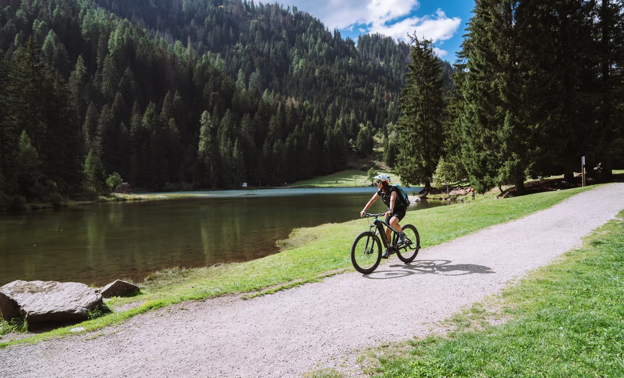 In bici, sulle rive del Lago dei Caprioli | © Foto Alice Russolo, APT Valli di Sole, Peio e Rabbi