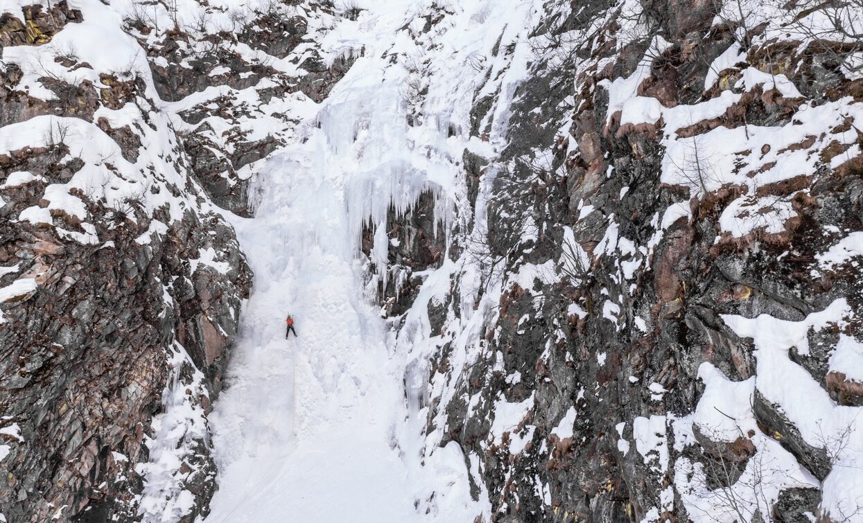 Ice climbing on the Valorz waterfalls | © Giacomo Podetti, APT Valli di Sole, Peio e Rabbi