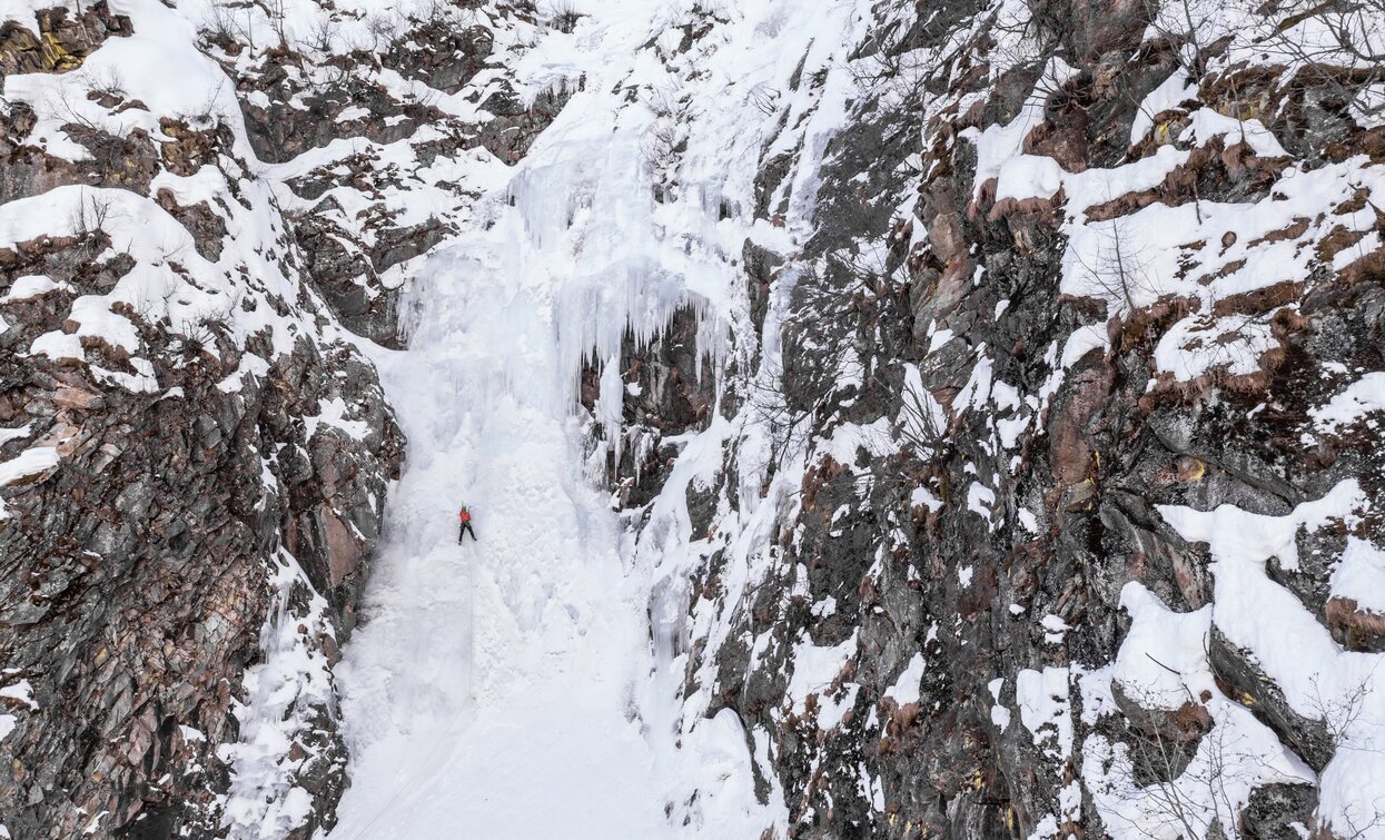 Ice climbing - arrampicata su ghiaccio sulle cascate Valorz | © Giacomo Podetti, APT Valli di Sole, Peio e Rabbi