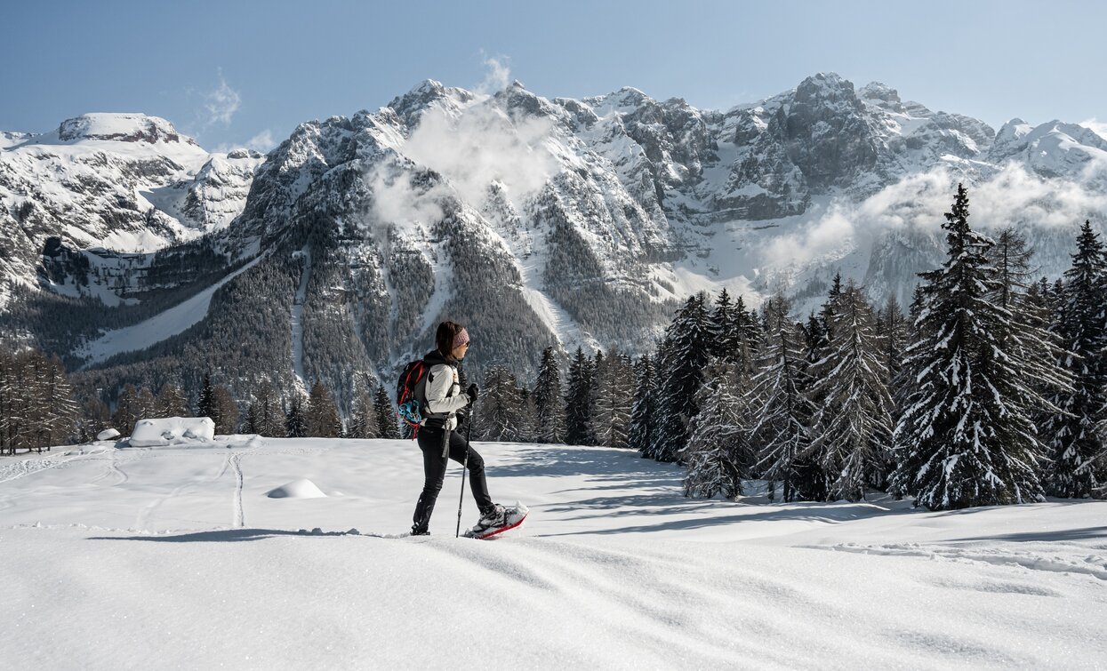 Ciaspolata con vista sulle Dolomiti di Brenta | © Elisa Fedrizzi, APT Valli di Sole, Peio e Rabbi