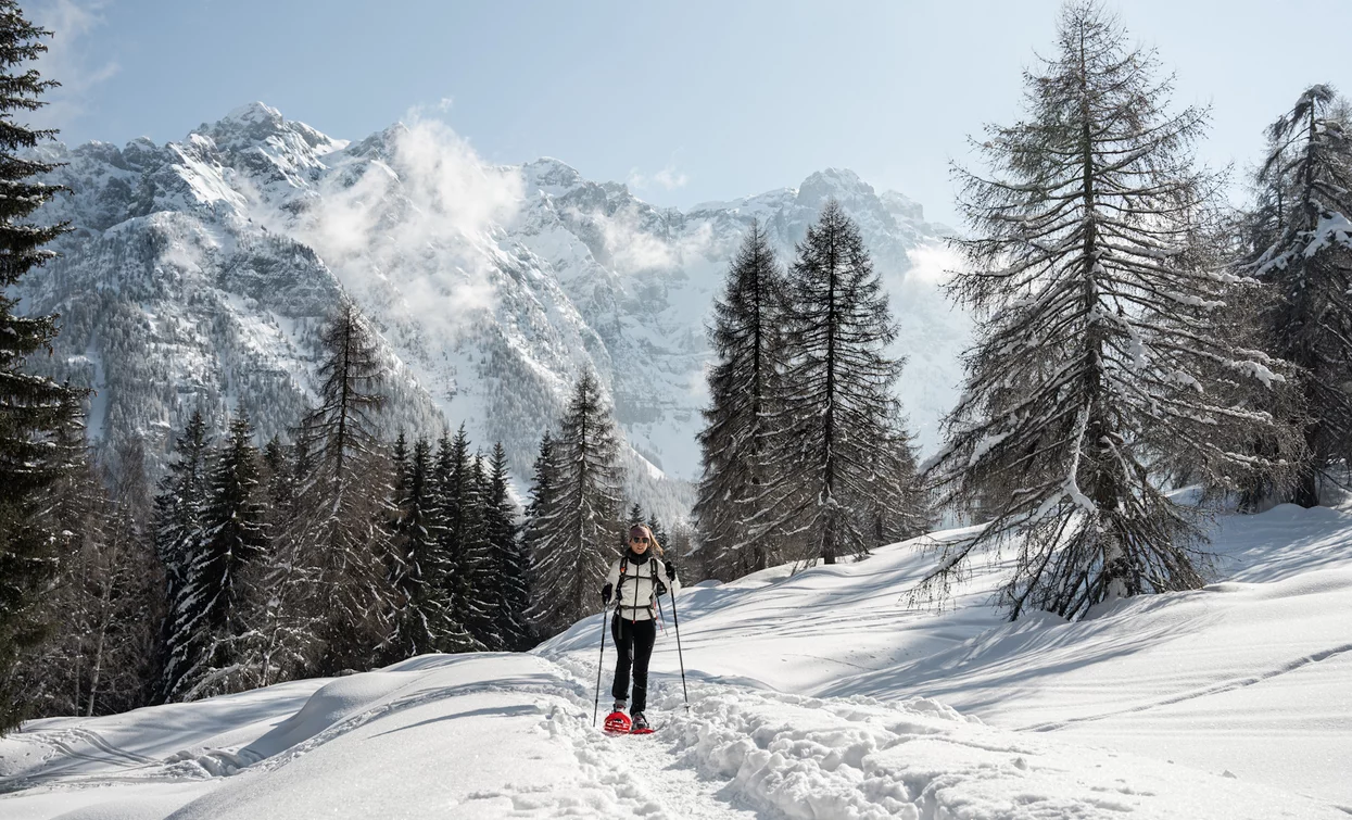 Snowshoeing with the Dolomiti di Brenta keeping you company | © Elisa Fedrizzi, APT Valli di Sole, Peio e Rabbi