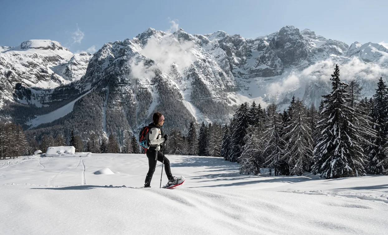 Snowshoeing with a view of the Brenta Dolomites | © Elisa Fedrizzi, APT Valli di Sole, Peio e Rabbi