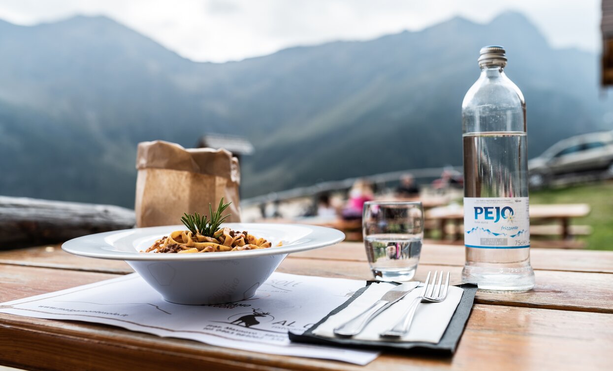 Pranzo con vista a Malga Monte Sole | © Giacomo Podetti, APT Valli di Sole, Peio e Rabbi