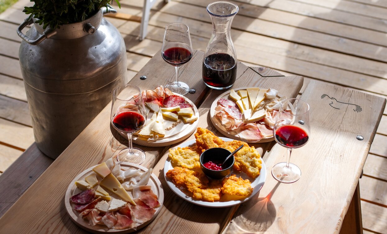 snack at Malga Pontevecchio | © Matteo Panizza, APT Valli di Sole, Peio e Rabbi