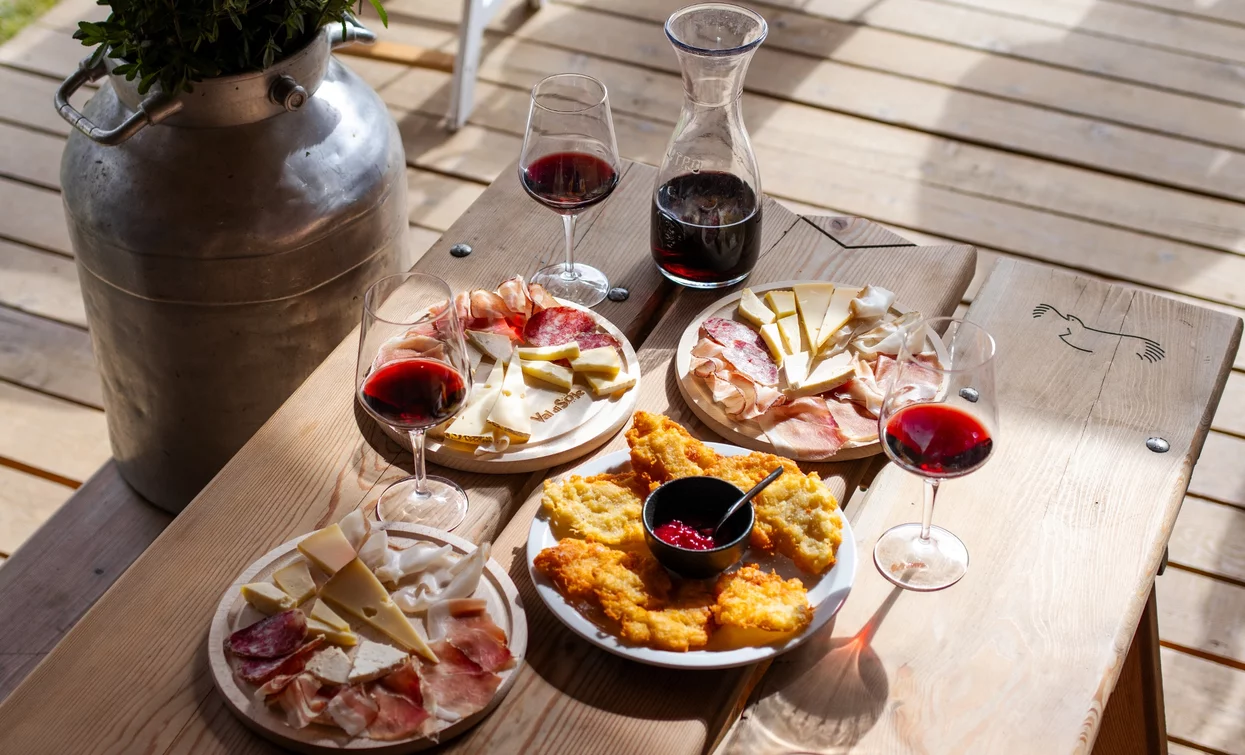 merenda a Malga Pontevecchio | © Matteo Panizza, APT Valli di Sole, Peio e Rabbi