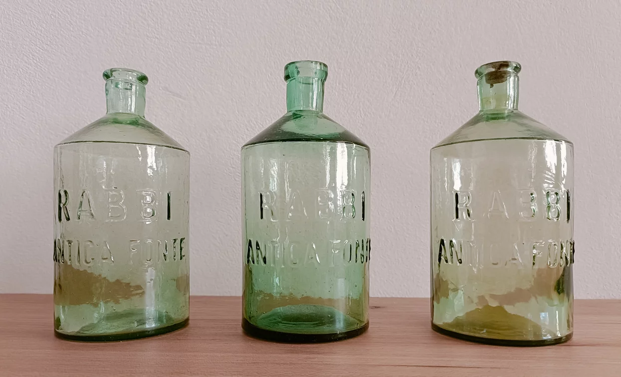 Bottiglie per l’acqua ferruginosa delle Fonti di Rabbi, inizio del XX secolo | © Peio Fonti, collezione Terme di Pejo