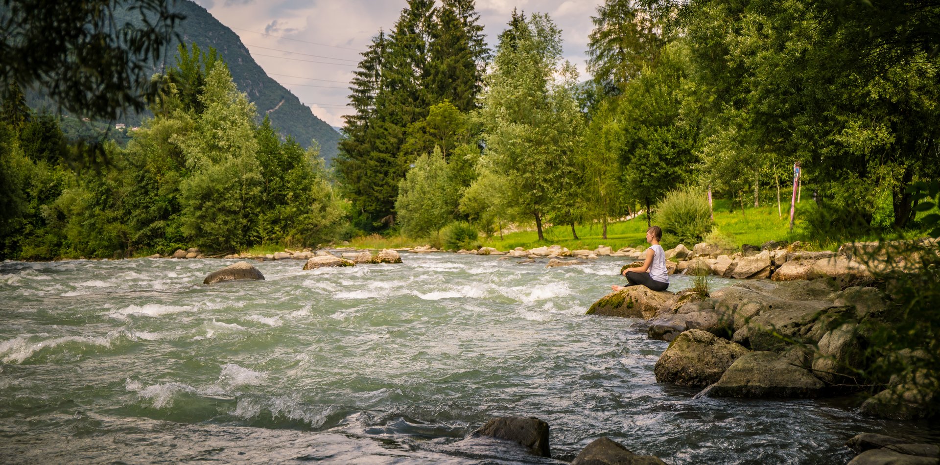 Meditazione lungo il torrente Noce | © Archivio APT Val di Sole - Ph Tommaso Prugnola