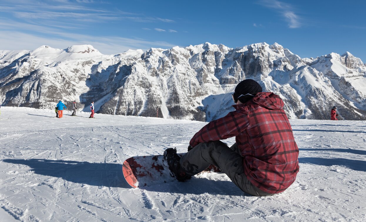 Snowboard con vista sulle Dolomiti nella skiarea Campiglio Dolomiti di Brenta Val di Sole Val Rendena | © Archivio APT Val di Sole - Ph Marco Corriero