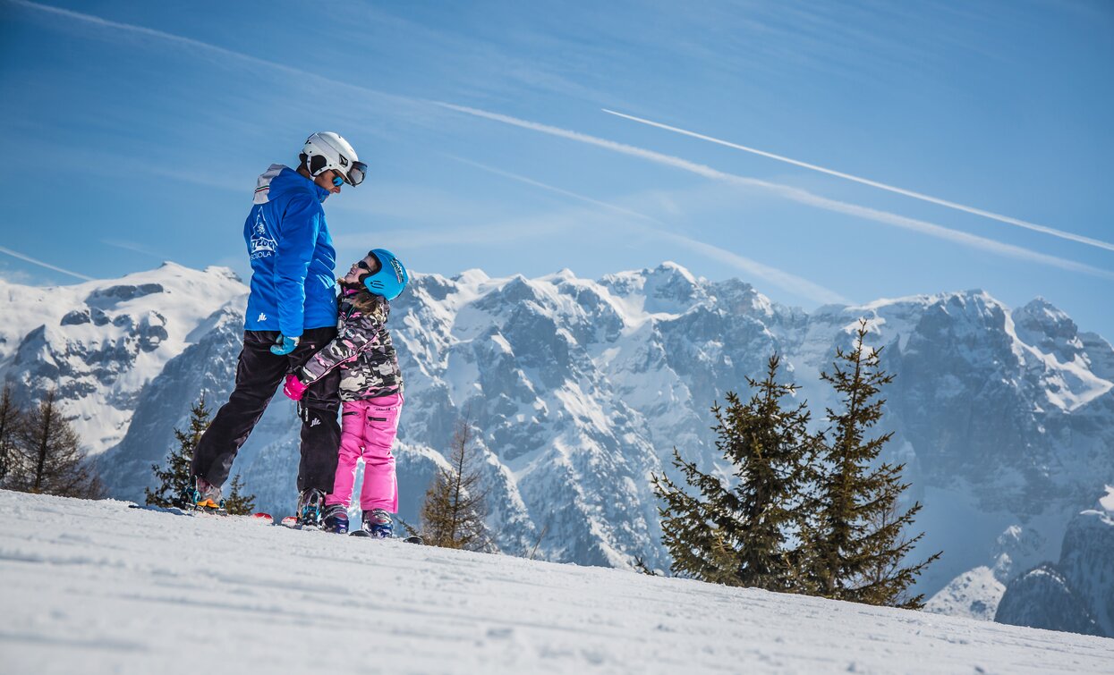 Divertirsi con i maestri di sci nella skiarea Campiglio Dolomiti di Brenta | © Archivio APT Val di Sole - Ph Tommaso Prugnola