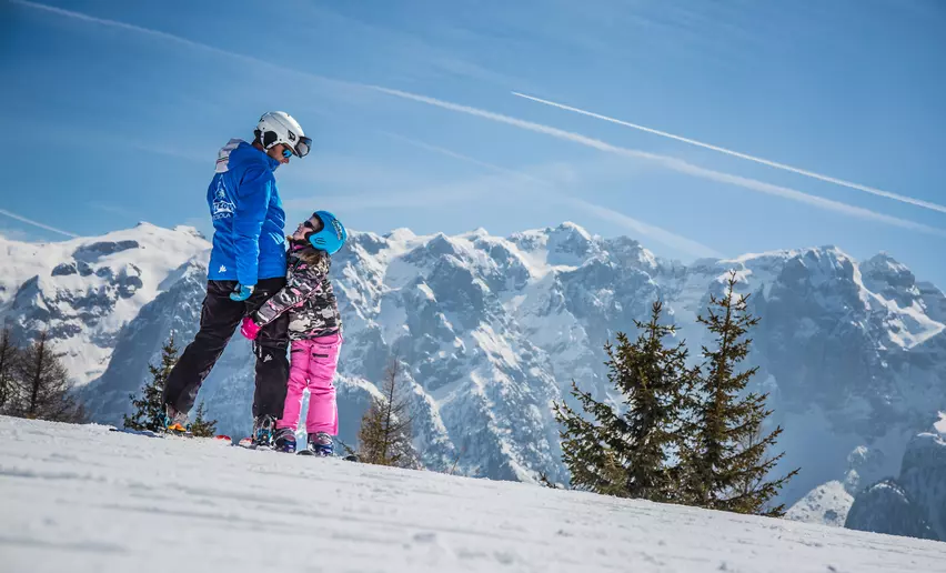 Divertirsi con i maestri di sci nella skiarea Campiglio Dolomiti di Brenta | © Archivio APT Val di Sole - Ph Tommaso Prugnola