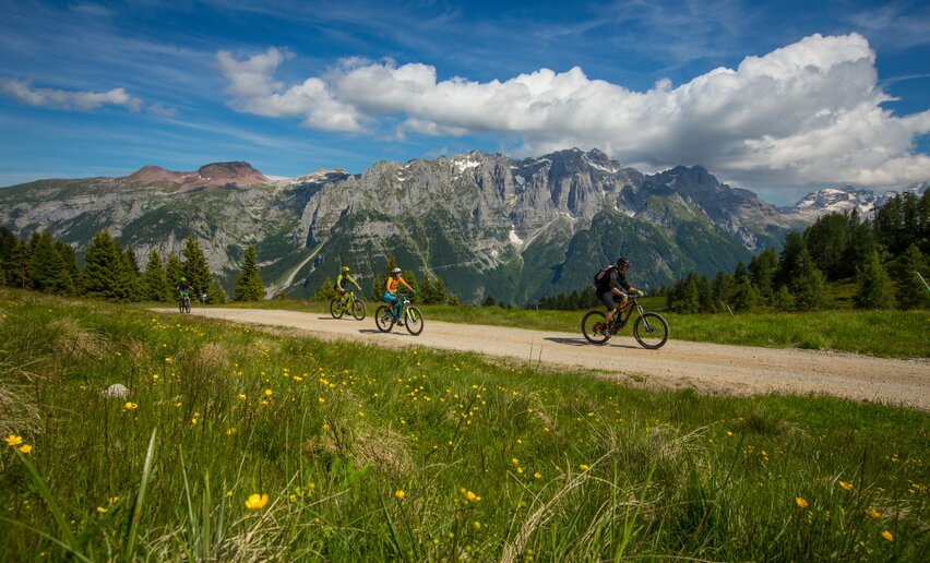 In bici sulle Dolomiti di Brenta | © Archivio ApT Val di Sole - Foto Matteo Cappè