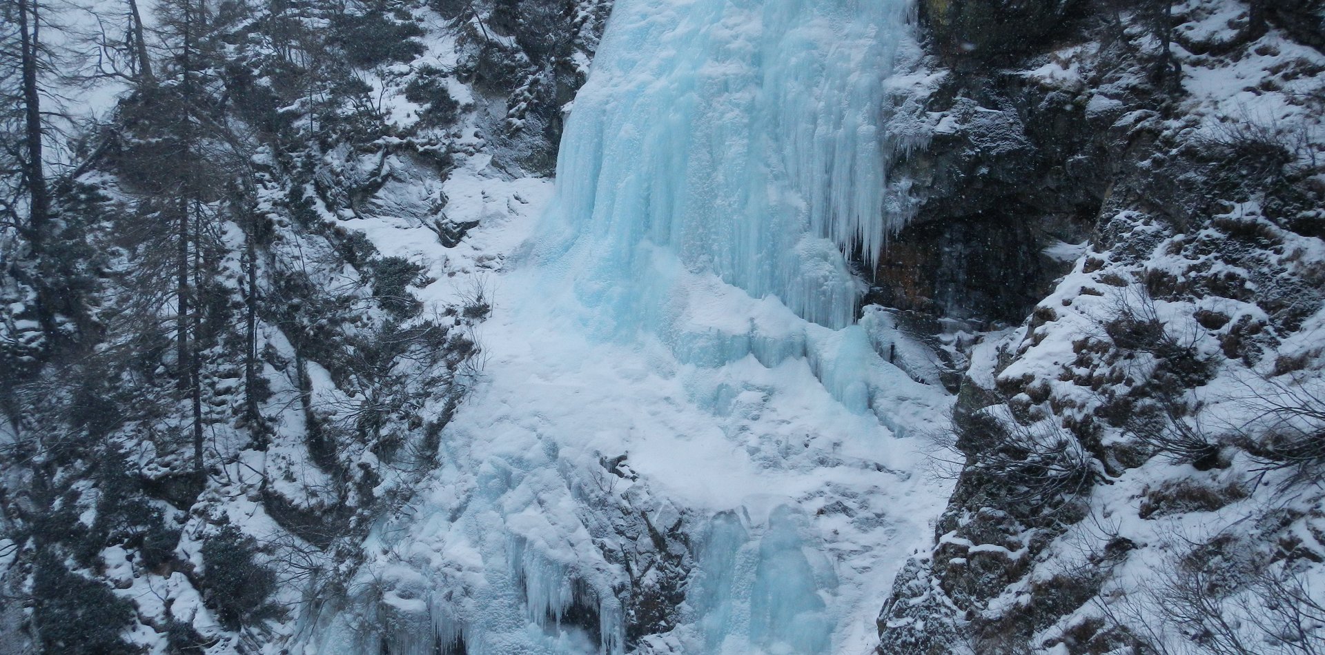 Cascata di ghiaccio in Val di Sole, pronta per essere scalata | © Archivio Scuola di Alpinismo e Scialpinismo Val di Sole