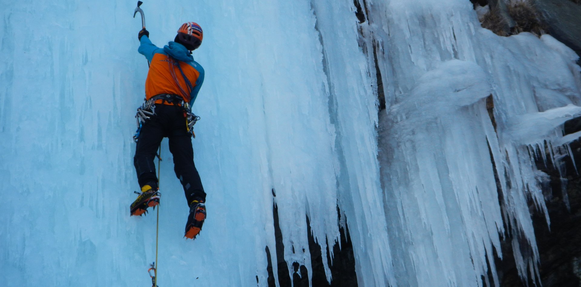 Ice climbing sulle Cascate Valorz in Val di Sole | © Archivio Scuola di Alpinismo e Scialpinismo Val di Sole