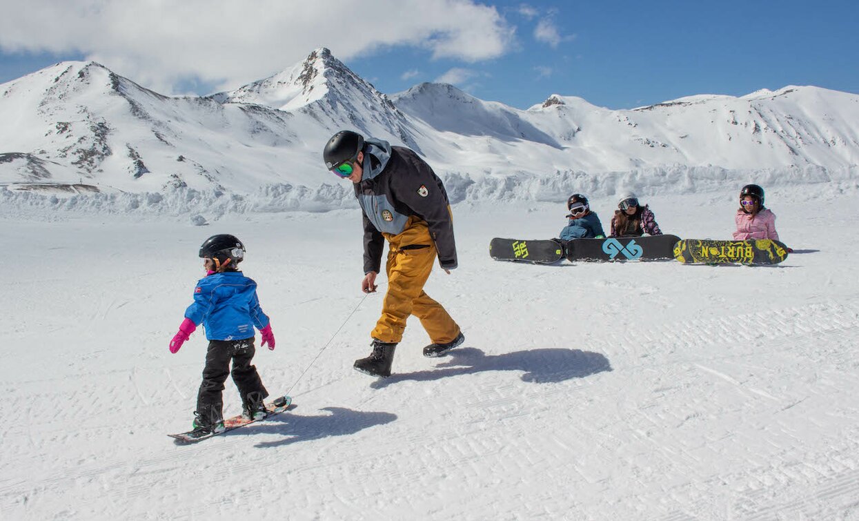 bambini con snowboard | © Archivio noleggio 6punto9