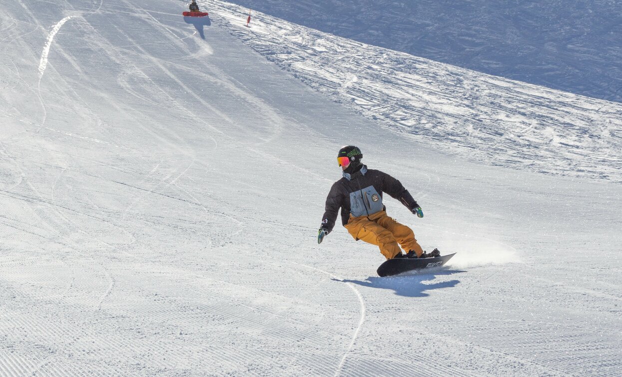 Snowboarder che curva | © Archivio noleggio 6punto9