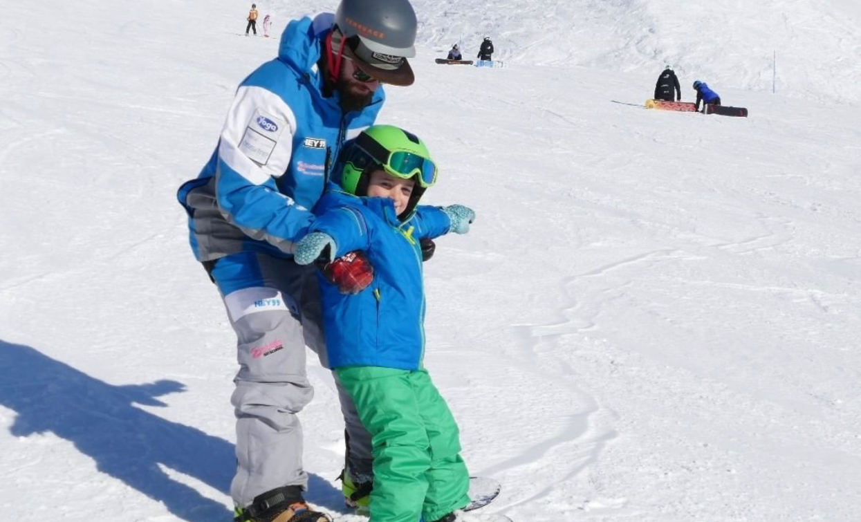 Lezione di snowboard per bambini | © Archivio Scuola Sci e Snowboard Evolution Passo Tonale