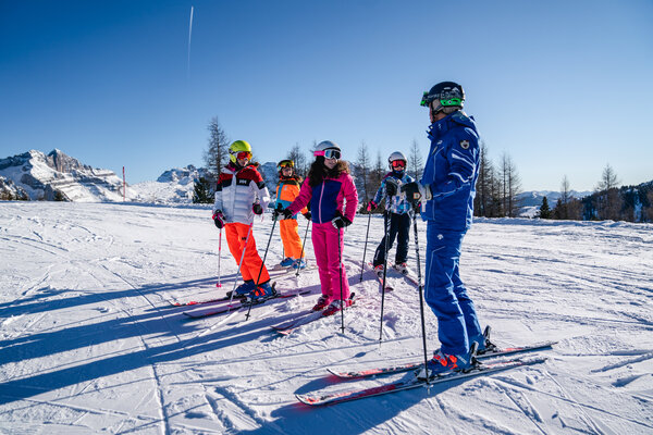 Maestro con allievi - Scuola Sci Marilleva | © Archivio APT Val di Sole - Ph Alice Russolo 